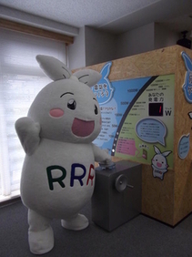 発電体験するりー(Ree)ちゃんの写真