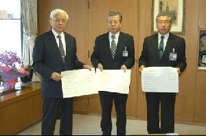 覚書を持つ区長らの写真(平成17年3月29日)