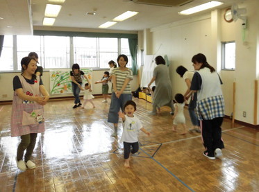 乳幼児親子と踊る職員たち