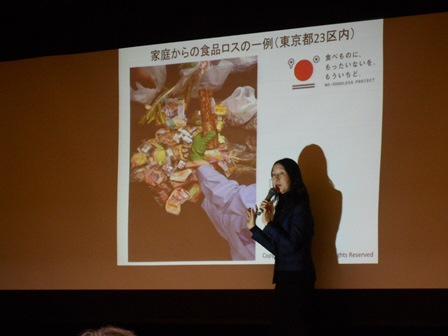 <家庭からの食品ロスの一例についての講演の様子>の写真
