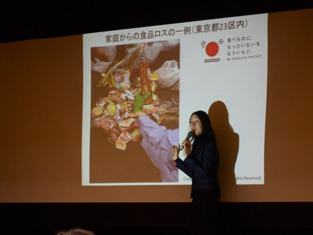 ＜家庭からの食品ロスの一例についての講演の様子＞の写真