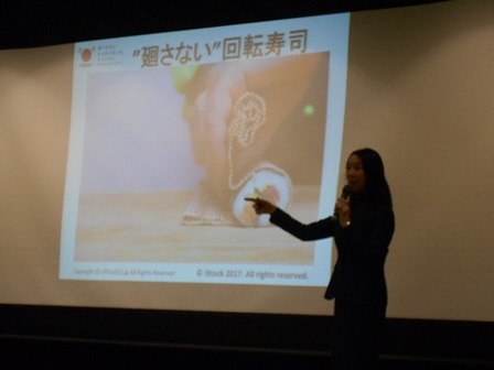 <食品ロス削減の取り組みをしている飲食店の一例を説明している様子>の写真