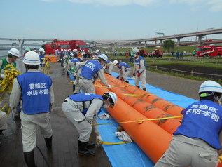 大型水のう作製状況写真