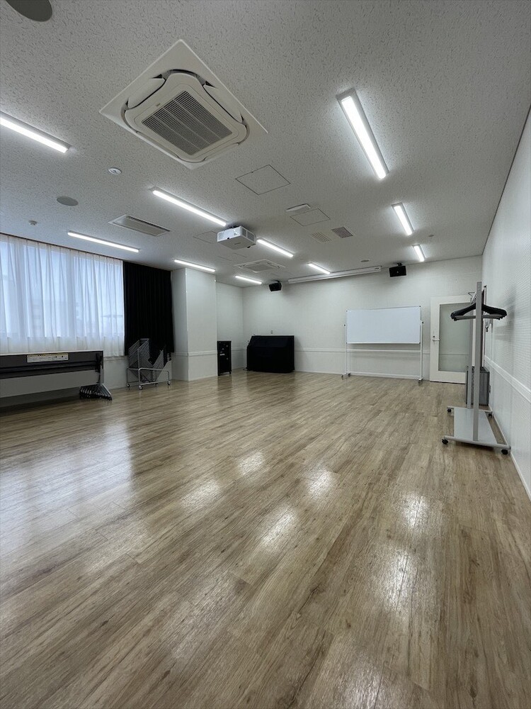 視聴覚室には備え付けのプロジェクターがあります。アップライトピアノ(有料)