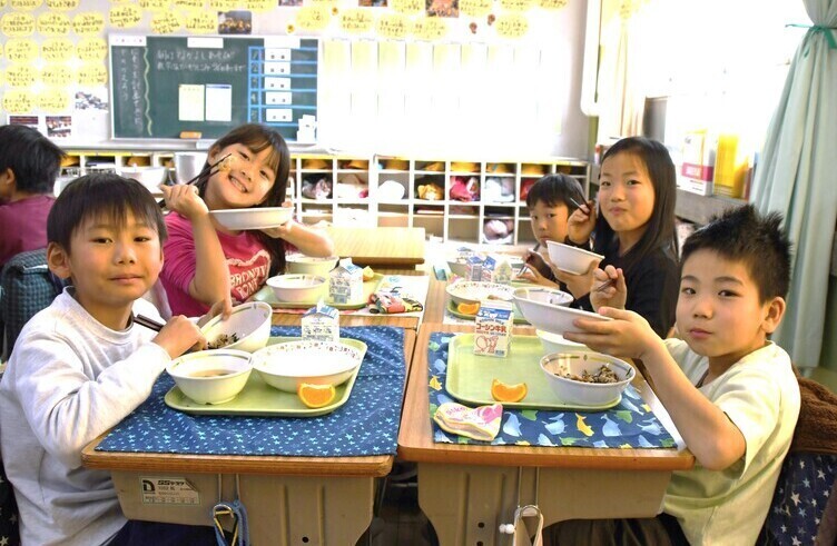 子どもが給食を食べる様子