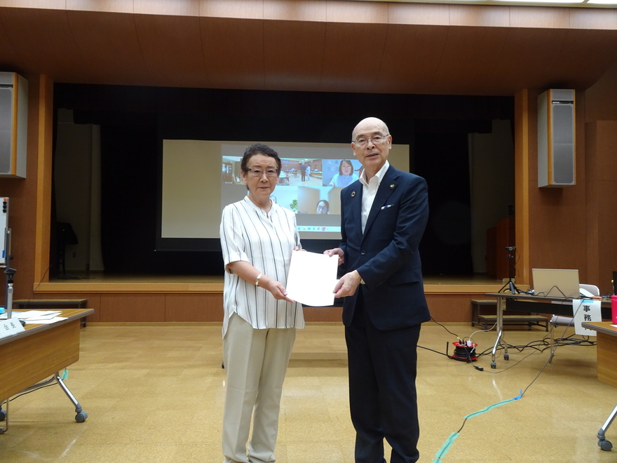 諮問書交付式の様子(令和7年7月18日) 葛飾区男女平等推進センター多目的ホールにて